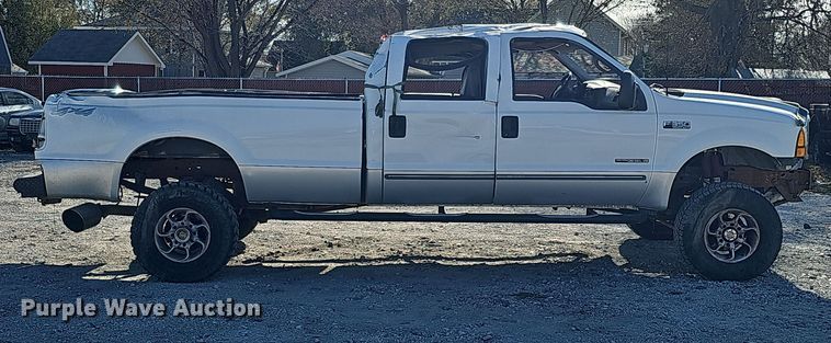 image for item MH9514 2000 Ford  F350 Super Duty XLT  Crew Cab pickup truck