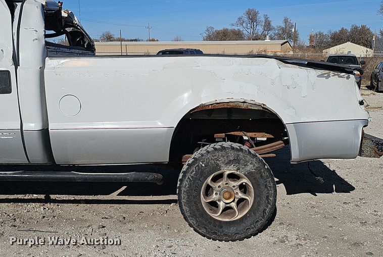 image for item MH9514 2000 Ford  F350 Super Duty XLT  Crew Cab pickup truck