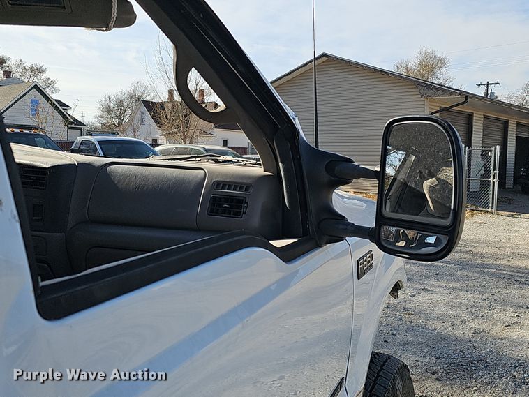 image for item MH9514 2000 Ford  F350 Super Duty XLT  Crew Cab pickup truck