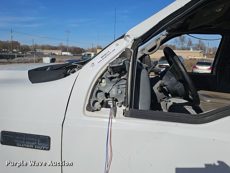 image for item MH9514 2000 Ford  F350 Super Duty XLT  Crew Cab pickup truck