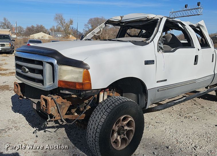 image for item MH9514 2000 Ford  F350 Super Duty XLT  Crew Cab pickup truck