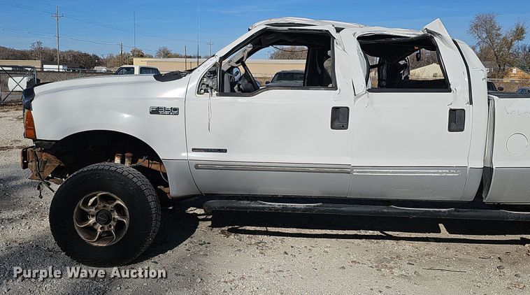 image for item MH9514 2000 Ford  F350 Super Duty XLT  Crew Cab pickup truck