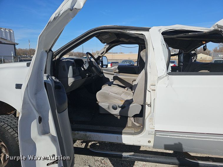 image for item MH9514 2000 Ford  F350 Super Duty XLT  Crew Cab pickup truck