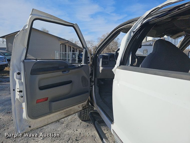 image for item MH9514 2000 Ford  F350 Super Duty XLT  Crew Cab pickup truck