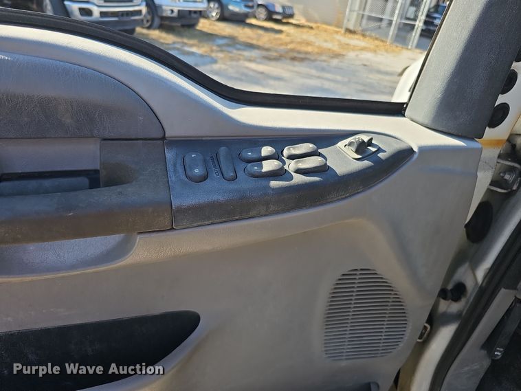 image for item MH9514 2000 Ford  F350 Super Duty XLT  Crew Cab pickup truck