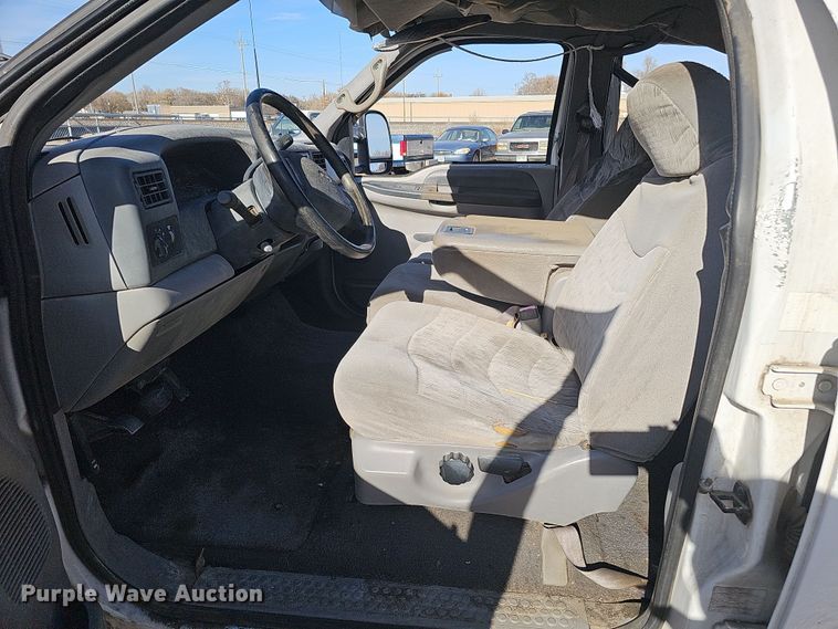 image for item MH9514 2000 Ford  F350 Super Duty XLT  Crew Cab pickup truck