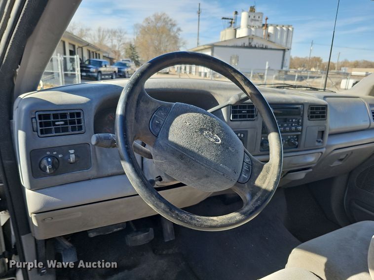 image for item MH9514 2000 Ford  F350 Super Duty XLT  Crew Cab pickup truck