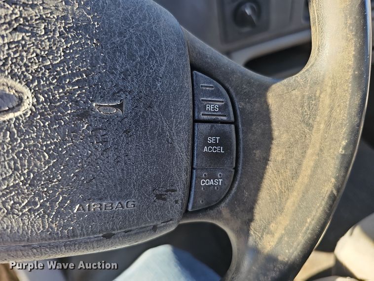 image for item MH9514 2000 Ford  F350 Super Duty XLT  Crew Cab pickup truck