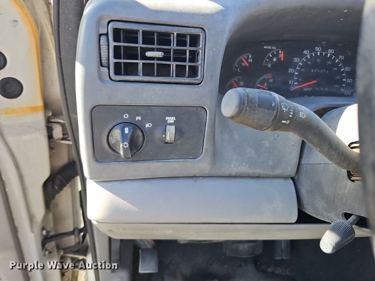 image for item MH9514 2000 Ford  F350 Super Duty XLT  Crew Cab pickup truck