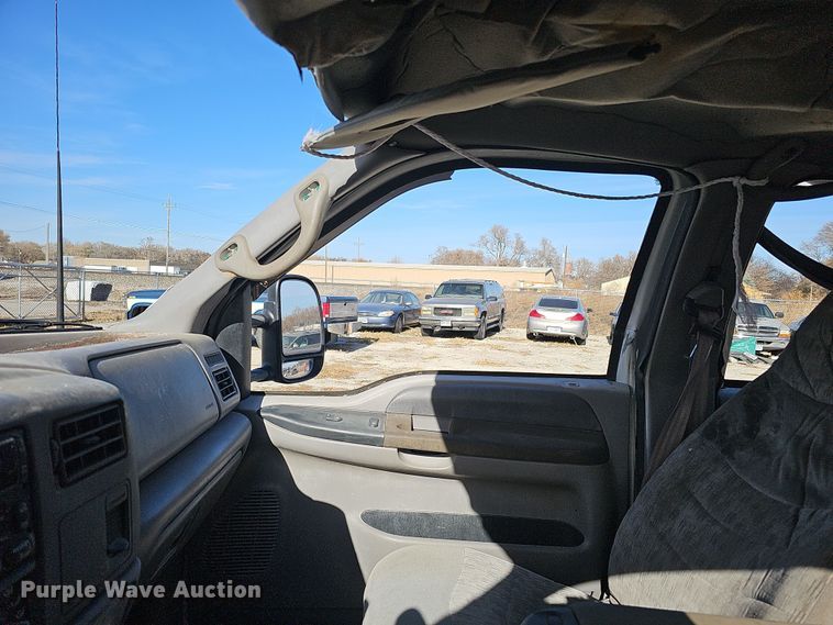 image for item MH9514 2000 Ford  F350 Super Duty XLT  Crew Cab pickup truck