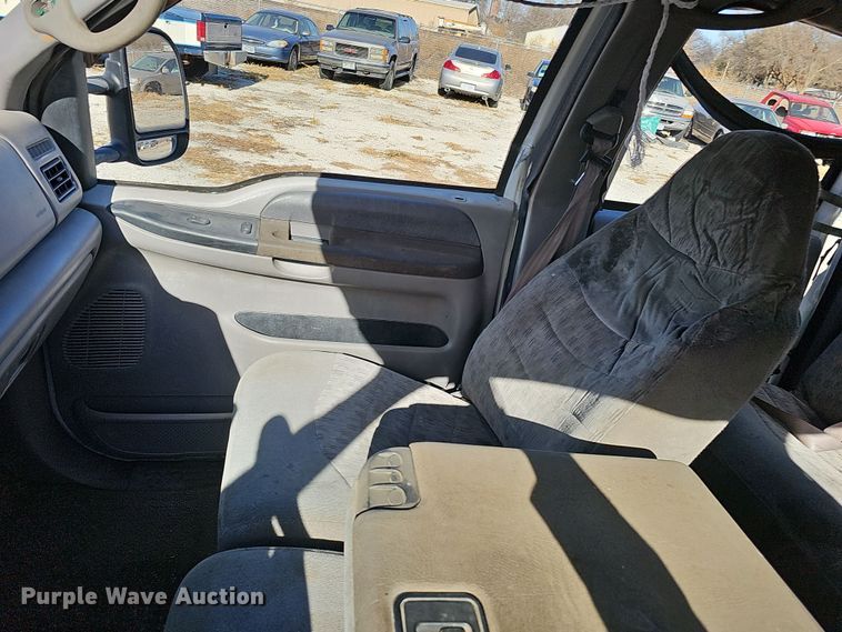 image for item MH9514 2000 Ford  F350 Super Duty XLT  Crew Cab pickup truck