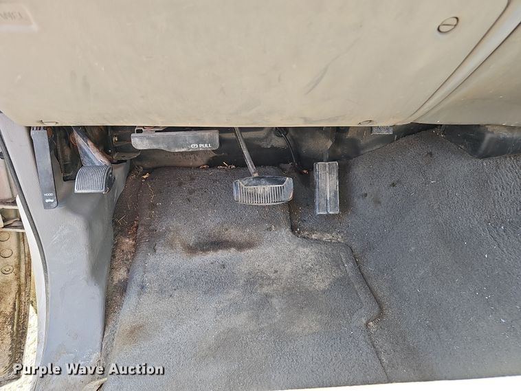 image for item MH9514 2000 Ford  F350 Super Duty XLT  Crew Cab pickup truck