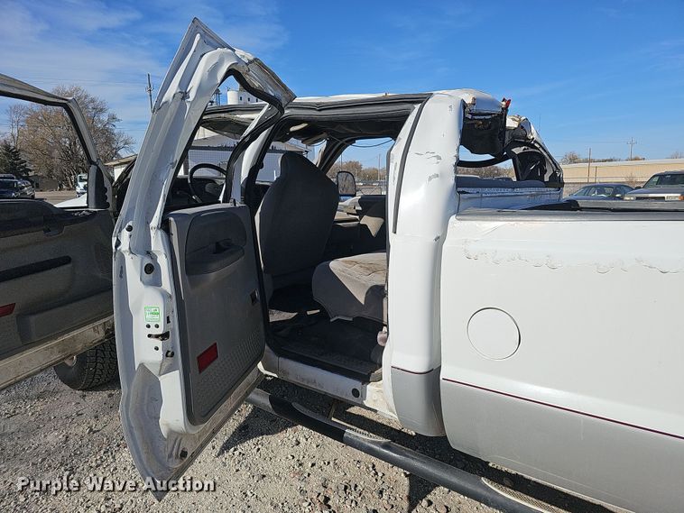 image for item MH9514 2000 Ford  F350 Super Duty XLT  Crew Cab pickup truck