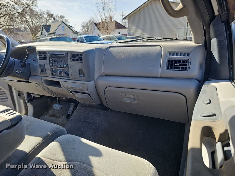 image for item MH9514 2000 Ford  F350 Super Duty XLT  Crew Cab pickup truck