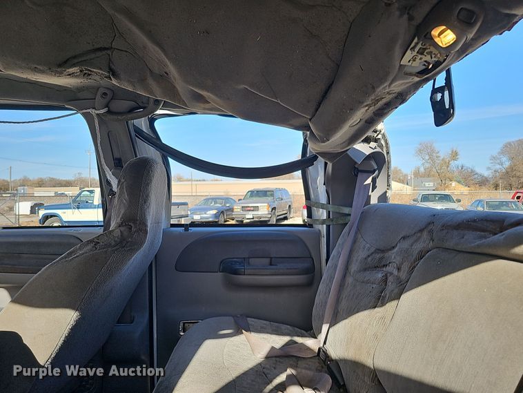 image for item MH9514 2000 Ford  F350 Super Duty XLT  Crew Cab pickup truck