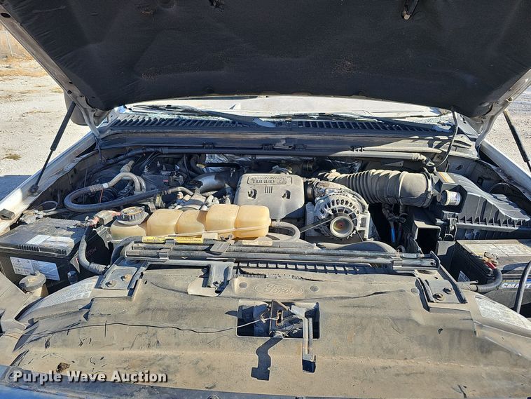 image for item MH9514 2000 Ford  F350 Super Duty XLT  Crew Cab pickup truck