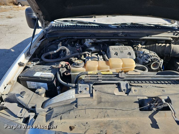 image for item MH9514 2000 Ford  F350 Super Duty XLT  Crew Cab pickup truck