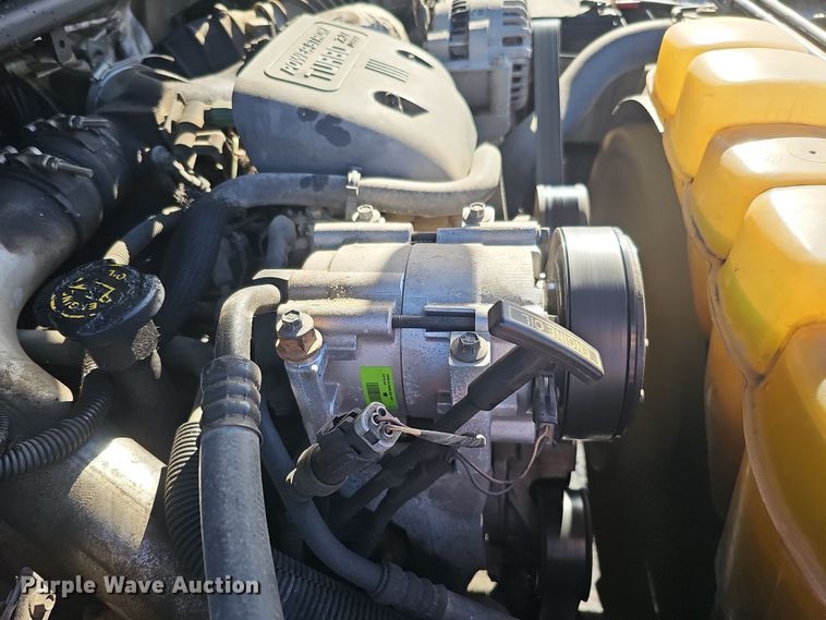 image for item MH9514 2000 Ford  F350 Super Duty XLT  Crew Cab pickup truck