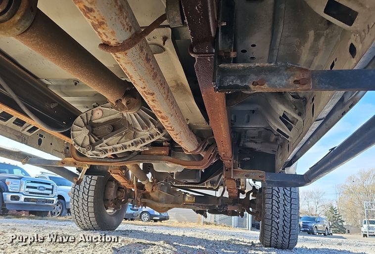 image for item MH9514 2000 Ford  F350 Super Duty XLT  Crew Cab pickup truck