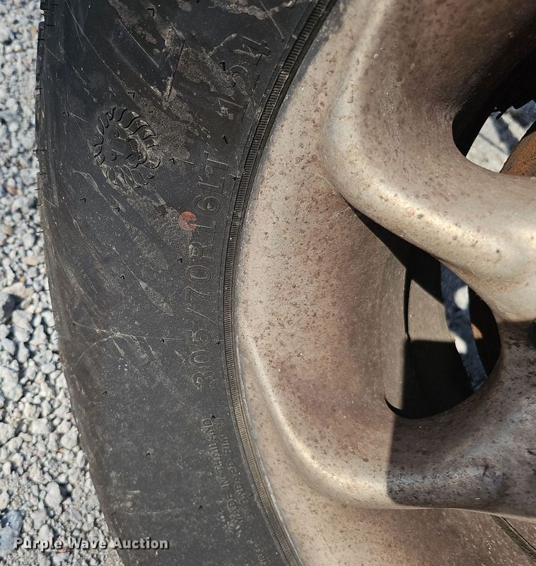 image for item MH9514 2000 Ford  F350 Super Duty XLT  Crew Cab pickup truck