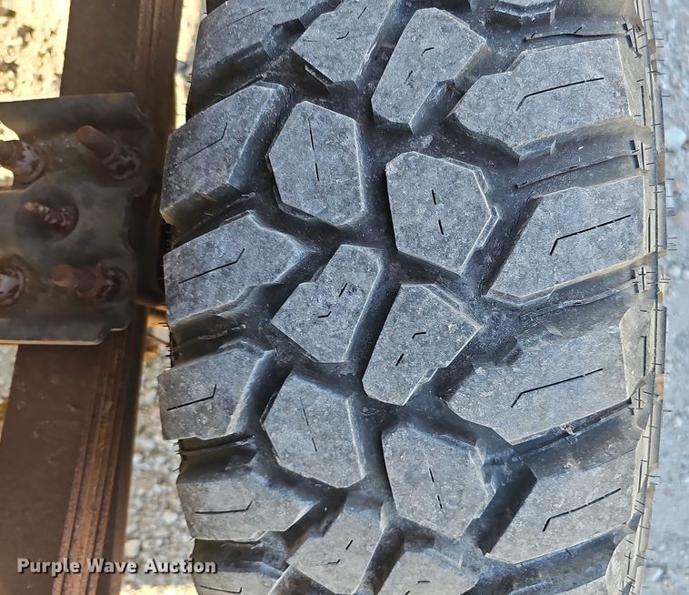 image for item MH9514 2000 Ford  F350 Super Duty XLT  Crew Cab pickup truck