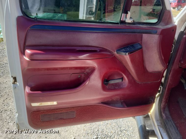 image for item MI9820 1996 Ford F350 XLT  flatbed pickup truck