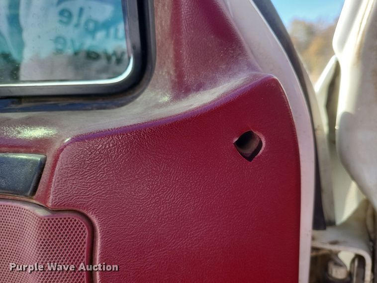 image for item MI9820 1996 Ford F350 XLT  flatbed pickup truck