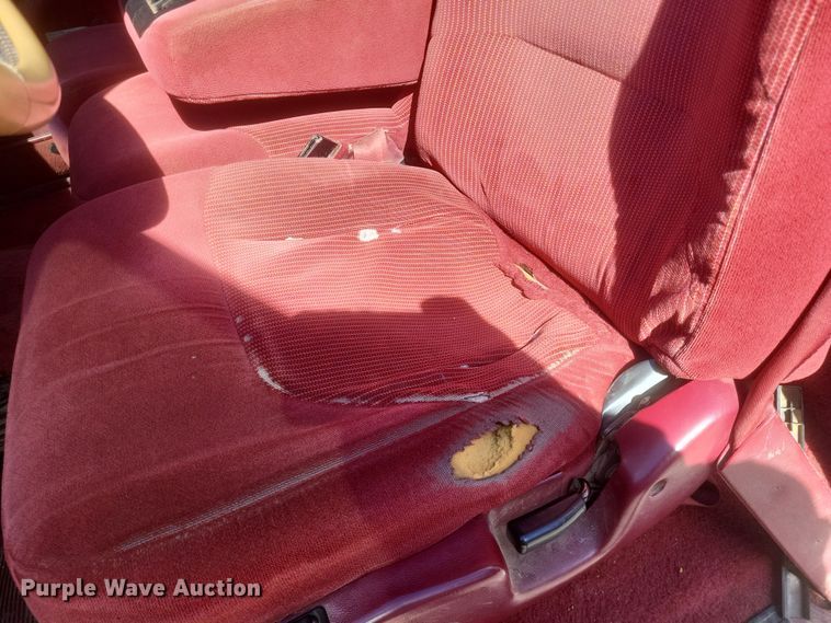 image for item MI9820 1996 Ford F350 XLT  flatbed pickup truck