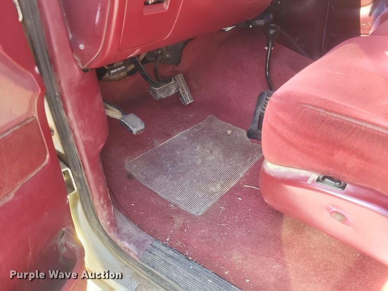 image for item MI9820 1996 Ford F350 XLT  flatbed pickup truck