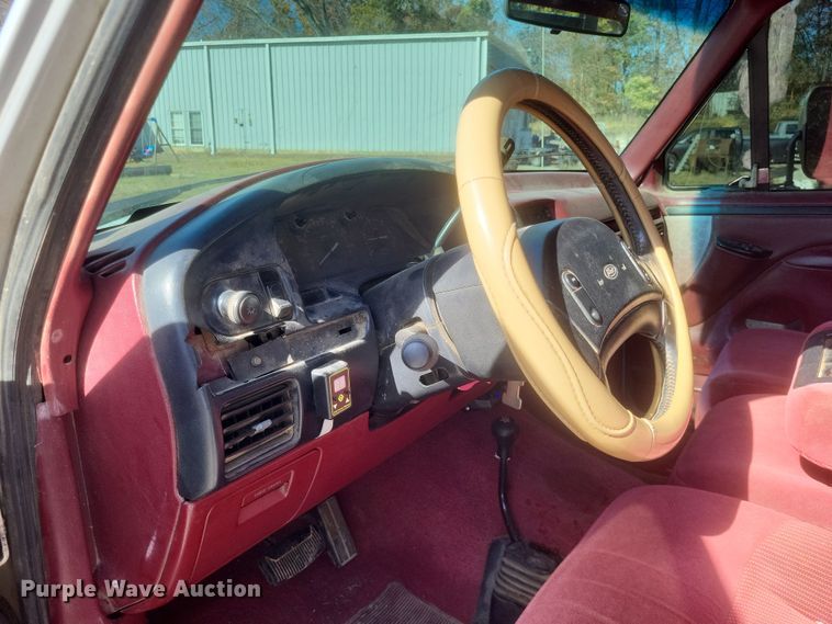 image for item MI9820 1996 Ford F350 XLT  flatbed pickup truck