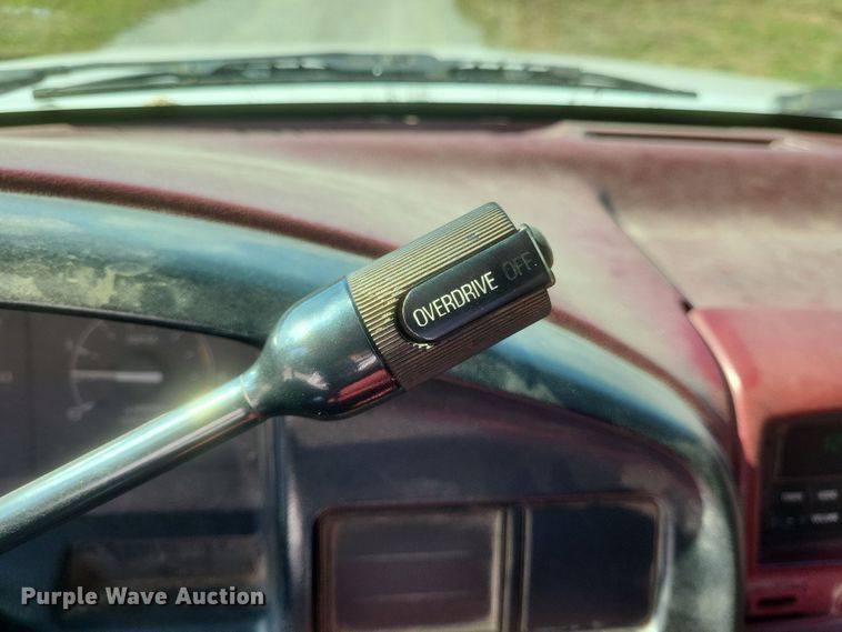 image for item MI9820 1996 Ford F350 XLT  flatbed pickup truck