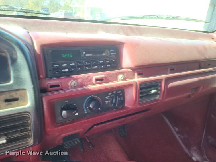 image for item MI9820 1996 Ford F350 XLT  flatbed pickup truck