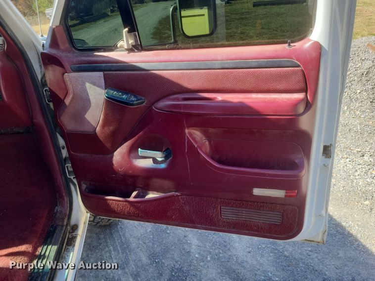 image for item MI9820 1996 Ford F350 XLT  flatbed pickup truck