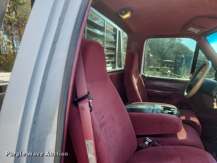 image for item MI9820 1996 Ford F350 XLT  flatbed pickup truck