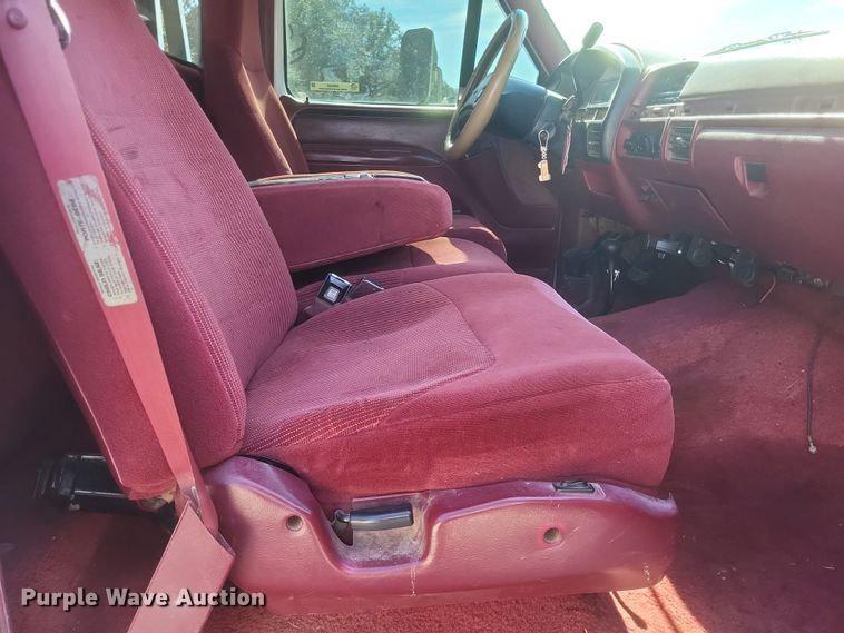 image for item MI9820 1996 Ford F350 XLT  flatbed pickup truck