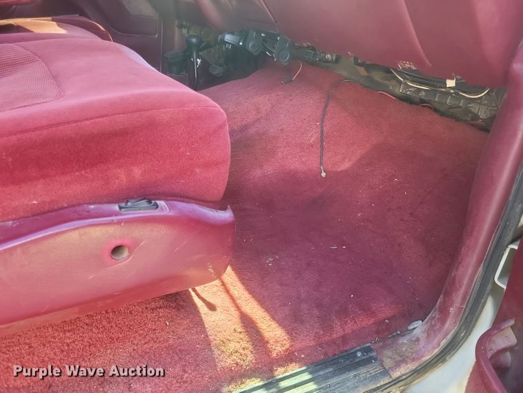 image for item MI9820 1996 Ford F350 XLT  flatbed pickup truck