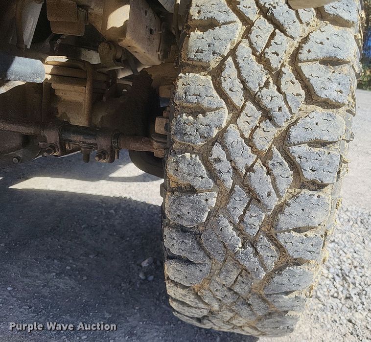 image for item MI9820 1996 Ford F350 XLT  flatbed pickup truck