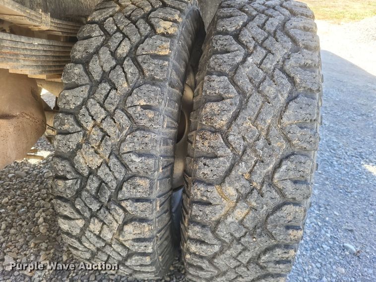 image for item MI9820 1996 Ford F350 XLT  flatbed pickup truck