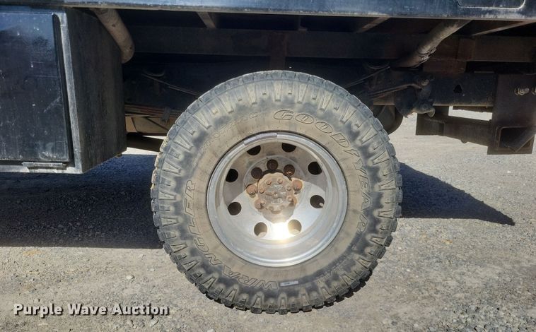 image for item MI9820 1996 Ford F350 XLT  flatbed pickup truck