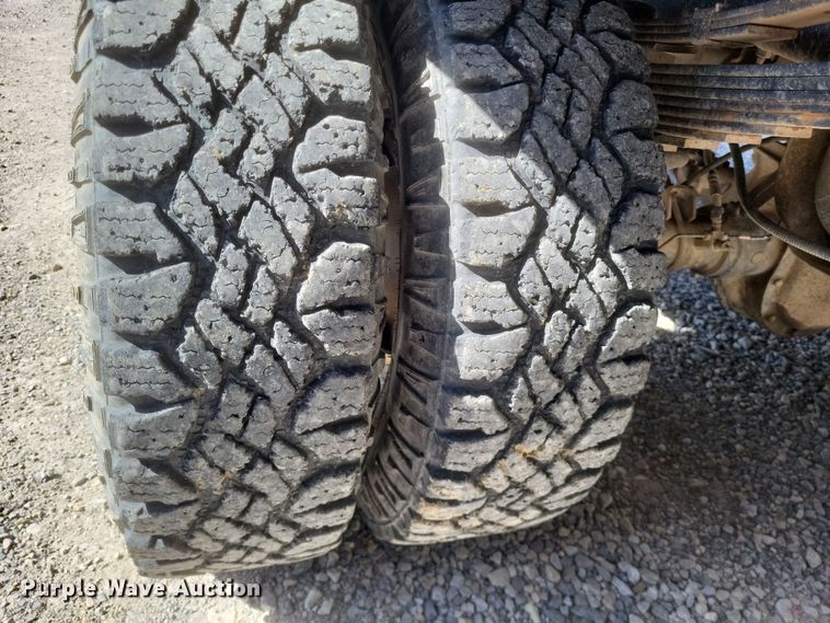 image for item MI9820 1996 Ford F350 XLT  flatbed pickup truck