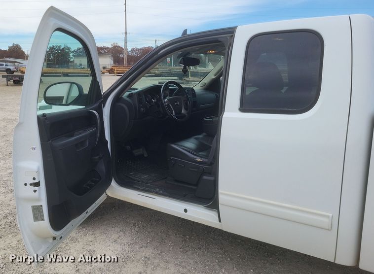 image for item MI9832 2011 GMC Sierra 1500 SLE  Ext. Cab pickup truck