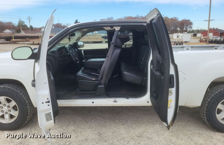 image for item MI9832 2011 GMC Sierra 1500 SLE  Ext. Cab pickup truck