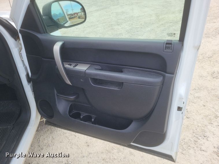 image for item MI9832 2011 GMC Sierra 1500 SLE  Ext. Cab pickup truck