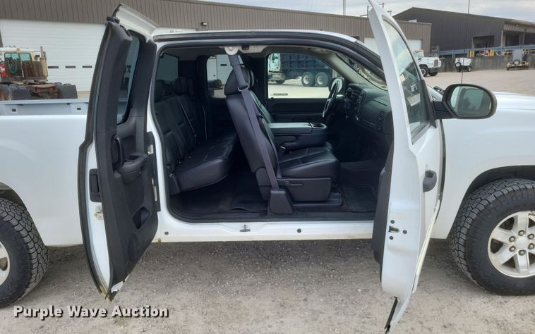 image for item MI9832 2011 GMC Sierra 1500 SLE  Ext. Cab pickup truck