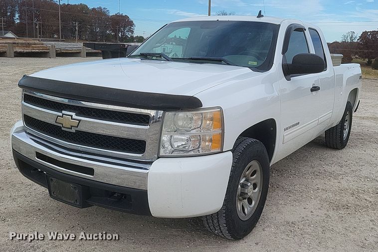 image for item MI9835 2011 Chevrolet Silverado 1500 LS  Ext. Cab pickup truck