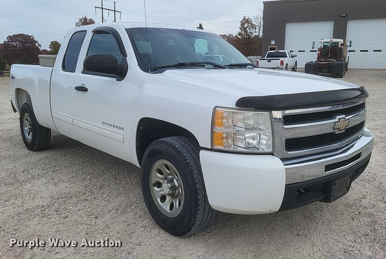 image for item MI9835 2011 Chevrolet Silverado 1500 LS  Ext. Cab pickup truck