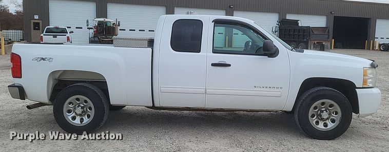 image for item MI9835 2011 Chevrolet Silverado 1500 LS  Ext. Cab pickup truck