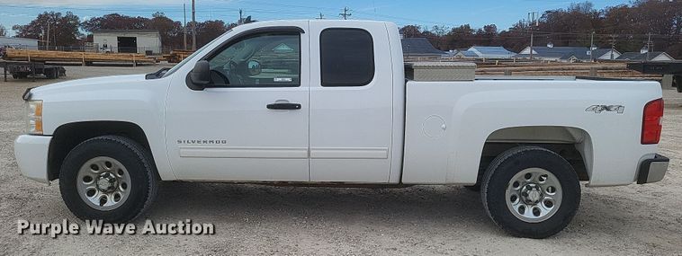 image for item MI9835 2011 Chevrolet Silverado 1500 LS  Ext. Cab pickup truck