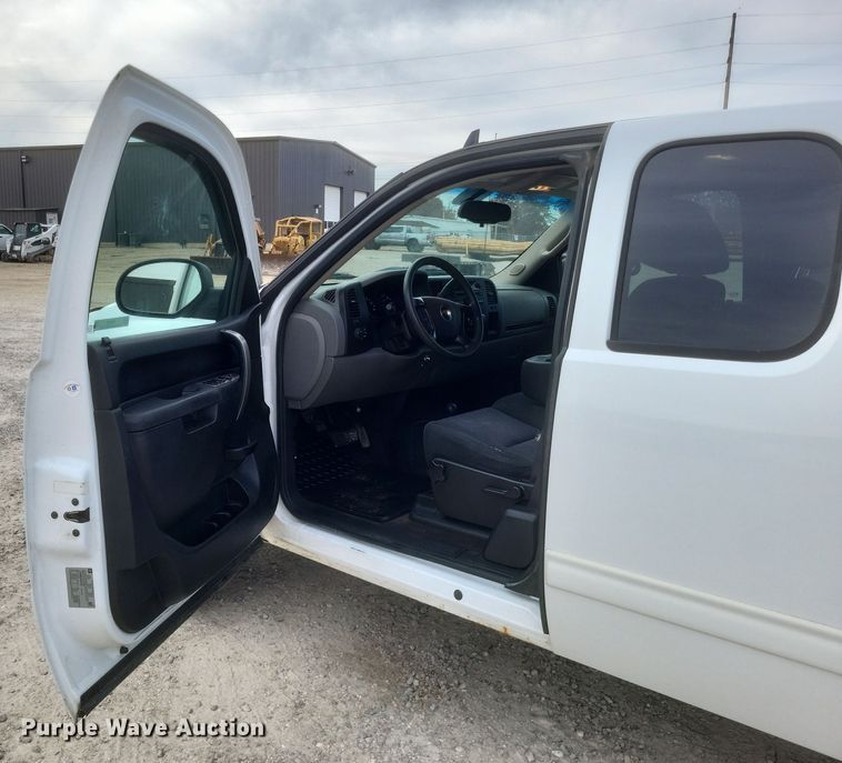 image for item MI9835 2011 Chevrolet Silverado 1500 LS  Ext. Cab pickup truck