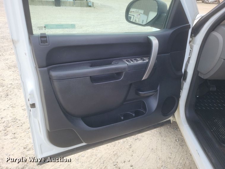 image for item MI9835 2011 Chevrolet Silverado 1500 LS  Ext. Cab pickup truck